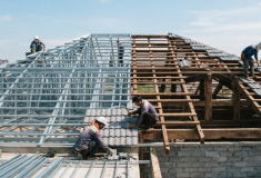 So sánh khung kèo thép nhẹ và hệ khung truyền thống