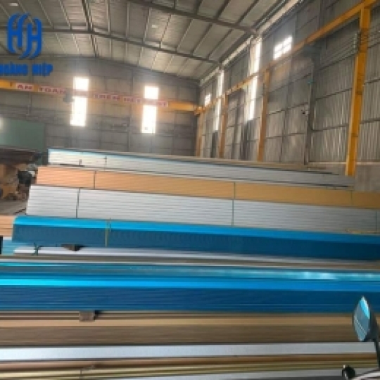 Thép Nhẹ Xanh Và Trắng